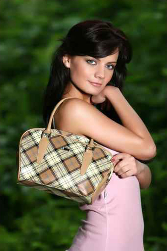 تشكيلة حقائب بالوان زاهية تلائم مختلف الملابس!