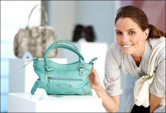 تشكيلة حقائب بالوان زاهية تلائم مختلف الملابس!