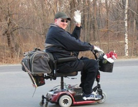 متحديا اعاقته.. مقعد يجتاز  مسافة 11 ألف كيلومتر على كرسي كهربائي 
