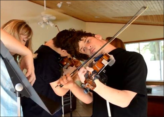 لاول مرة: توامان سياميان لا يريان بعضهما يرويان قصتهما 