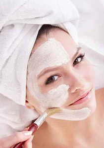 اليكن ايتها السيدات.. خلطات منزلية لتبييض البشرة!