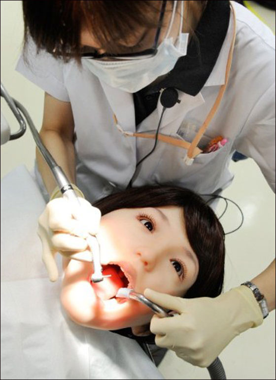 "هاناكو".. دمية بشرية ذكية يطبق عليها طلاب طب الاسنان ما تعلموه