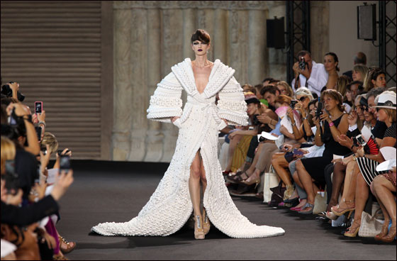 انطلاق اسبوع الازياء الراقية لخريف شتاء 12/2011 في باريس