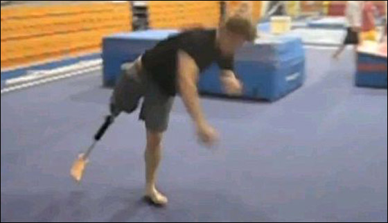 جمنازي فقد ساقه اثر اصابته بالسرطان وما زال يمارس الجمباز!!