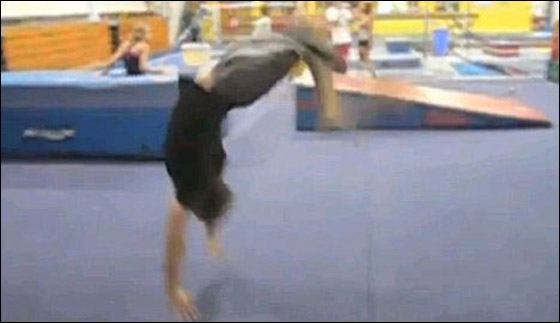 جمنازي فقد ساقه اثر اصابته بالسرطان وما زال يمارس الجمباز!!