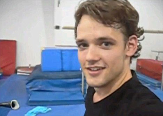 جمنازي فقد ساقه اثر اصابته بالسرطان وما زال يمارس الجمباز!!