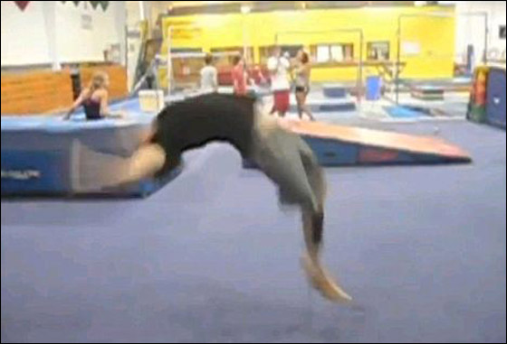 جمنازي فقد ساقه اثر اصابته بالسرطان وما زال يمارس الجمباز!!