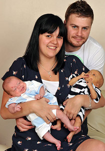 في سابقة هي الاولى من نوعها:  ولادة توأمان بفارق يومين!!