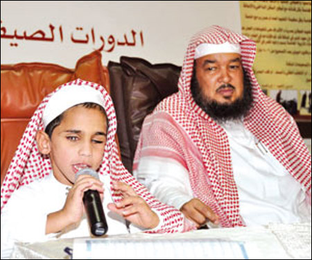 طفل كفيف يقرأ القرآن حفظا بمجرد ذكر رقم الآية!! 