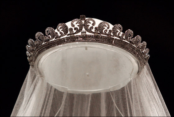 بالصور.. فستان زفاف كيت ميدلتون معروض في قصر باكينجهام! 