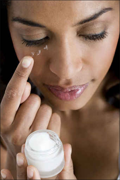 لماذا تشتري النساء الكثير من المنتجات التجميلية؟ اليكم السبب!