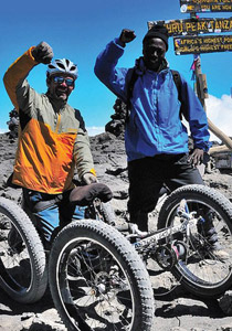 رياضي يتحدى شلله ويتسلق أعلى جبل في افريقيا بدراجتة الهوائية!!