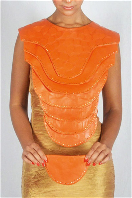 السعودية: طالبة تصمم ملابس مصنوعة من "المغناطيس"!!