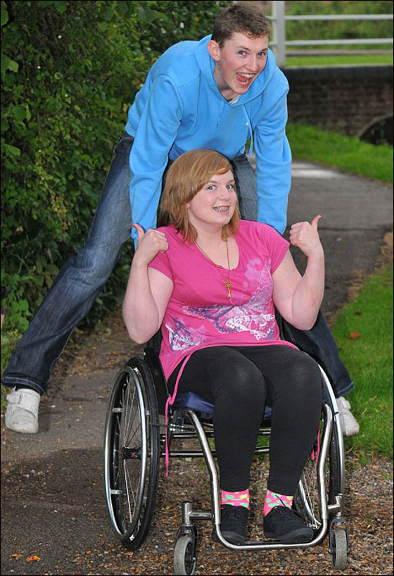 طالبة بريطانية تنام وهي تعاني من الم في الظهر وتصحو مشلولة