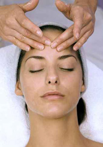 اليك سيدتي.. انواع التقشير وفوائده للبشرة!