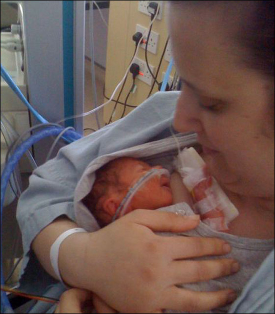 نجت باعجوبة بعد ان فقدت 32 لترا من الدم عقب انجابها لطفلها!!