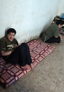 خوفا عليهما.. عائلة تقيد فتاتين من ذوي الاحتياجات الخاصة بالجنازير!