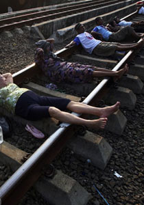 اندونيسيا: الالاف على سكك الحديد لتخفيف الالام
