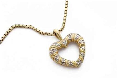 اليك ايتها الفتيات.. تشكيلة رائعة من سلاسل الرقبة! 