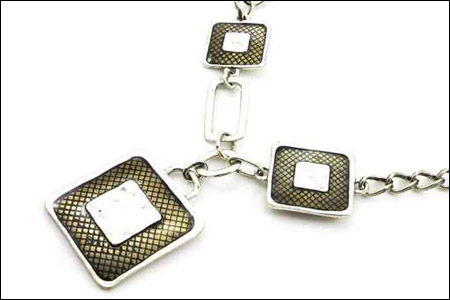 اليك ايتها الفتيات.. تشكيلة رائعة من سلاسل الرقبة! 