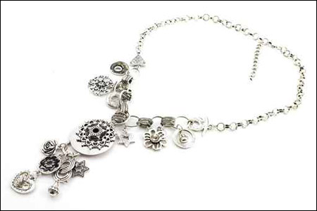 اليك ايتها الفتيات.. تشكيلة رائعة من سلاسل الرقبة! 