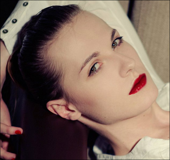 رجل مكتمل الذكورة يتحول الى انثى ويطمح بلقب أفضل عارضة ازياء!!