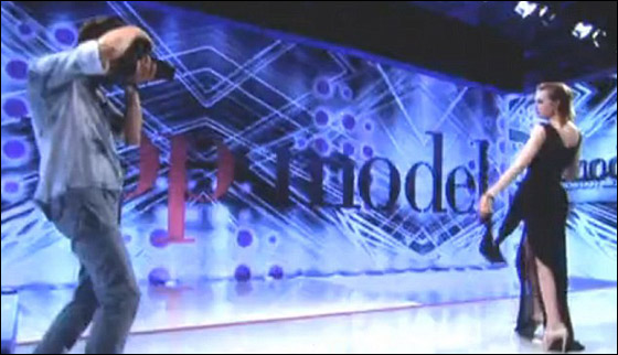 رجل مكتمل الذكورة يتحول الى انثى ويطمح بلقب أفضل عارضة ازياء!!