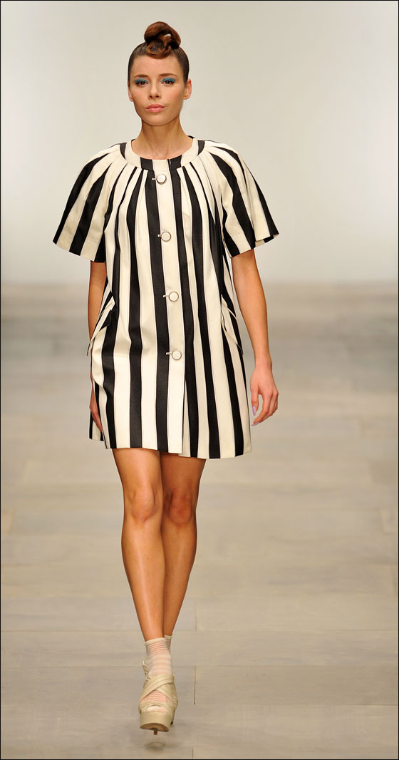 اليكم.. ارقى تصاميم الملابس لنهاية صيف 2011!!