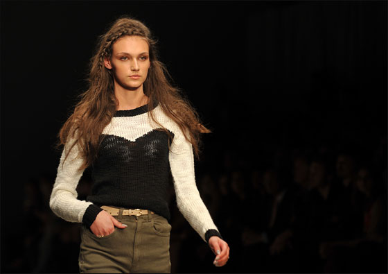 اليكم.. ارقى تصاميم الملابس لنهاية صيف 2011!!