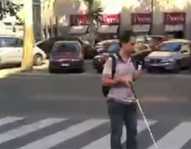 تطبيق جديد في "آيفون" يساعد المكفوفين على عبور الطريق بامان