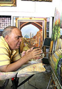 مشلول يبيع لوحاته لينفق المال على عائلته المكونة من 14 شخصًا