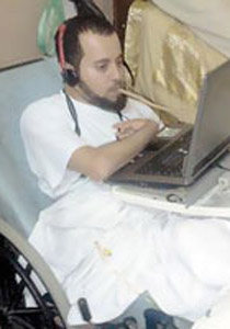 سعودي يتحدى شلله الذي حرمه من المدرسة بالتعلم عبر الانترنت!!