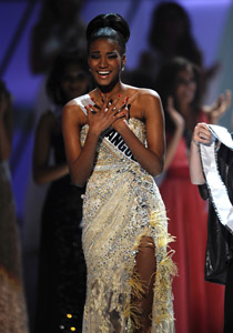 ملكة جمال الكون لعام 2011 متهمة بتزوير وثائقها الرسمية!!