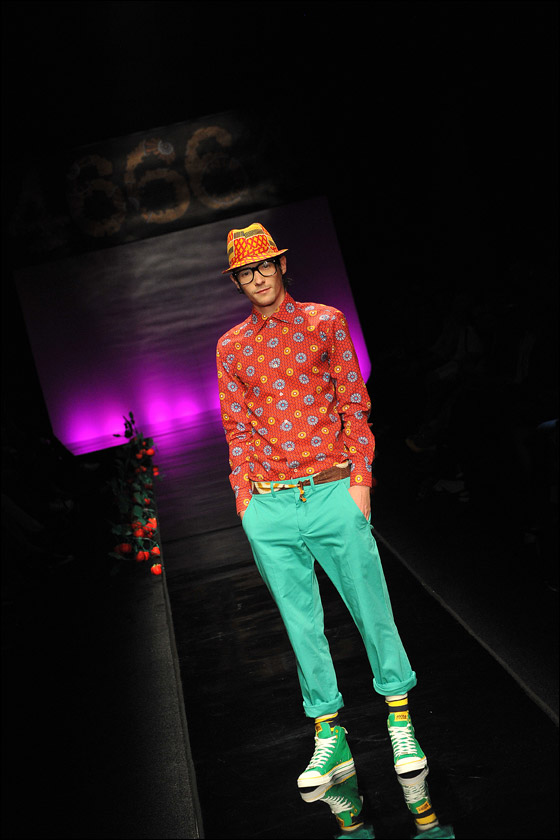 بالصور.. تشكيلة زاهية من الازياء الافريقية!! 