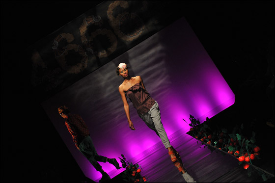 بالصور.. تشكيلة زاهية من الازياء الافريقية!! 