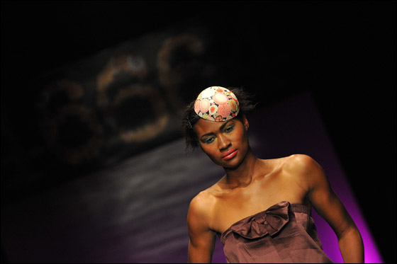 بالصور.. تشكيلة زاهية من الازياء الافريقية!! 