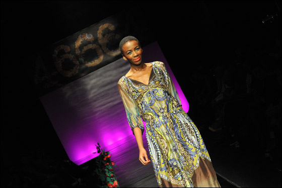 بالصور.. تشكيلة زاهية من الازياء الافريقية!! 