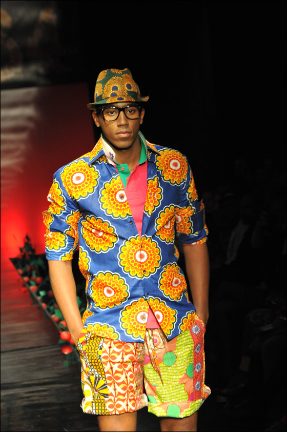 بالصور.. تشكيلة زاهية من الازياء الافريقية!! 