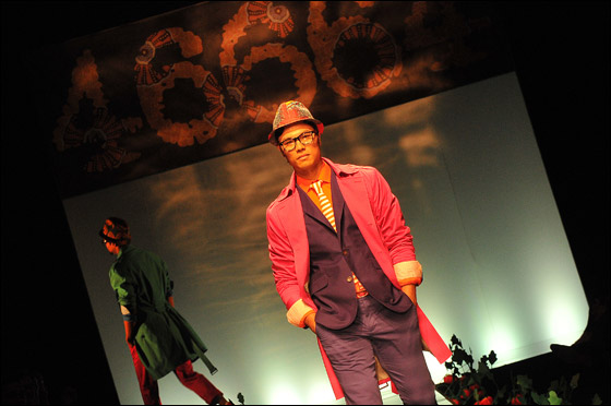 بالصور.. تشكيلة زاهية من الازياء الافريقية!! 