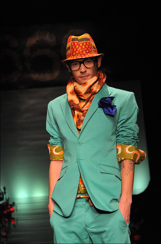 بالصور.. تشكيلة زاهية من الازياء الافريقية!! 