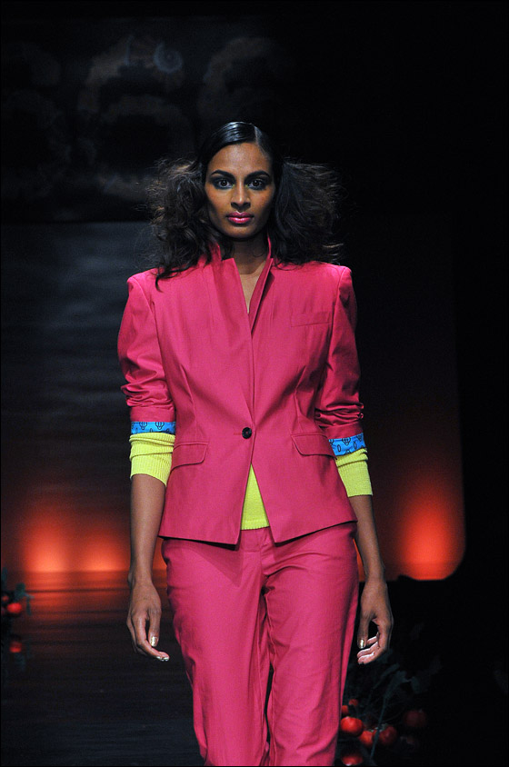 بالصور.. تشكيلة زاهية من الازياء الافريقية!! 