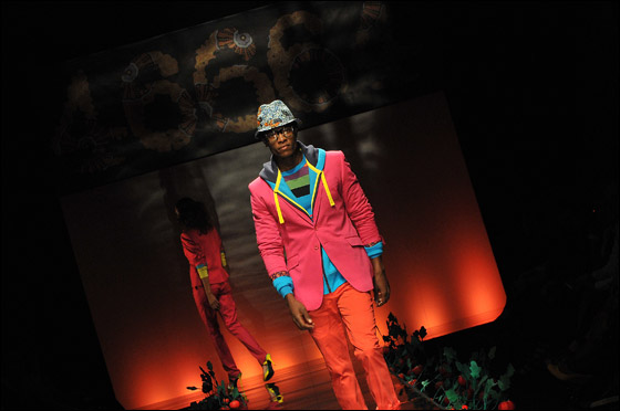 بالصور.. تشكيلة زاهية من الازياء الافريقية!! 