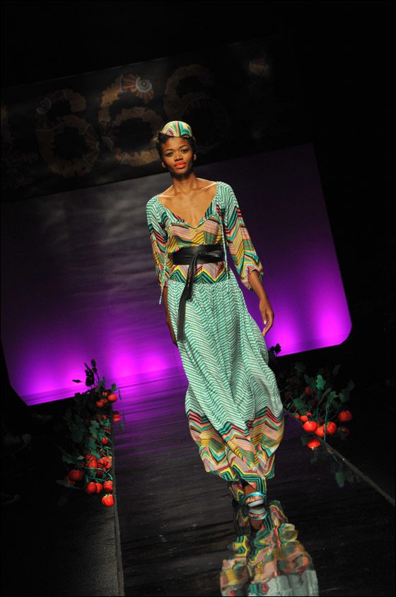 بالصور.. تشكيلة زاهية من الازياء الافريقية!! 