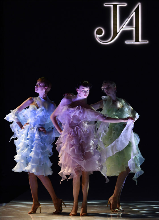 بالصور.. تصاميم مميزة بالوان زاهية لعام 2012!!