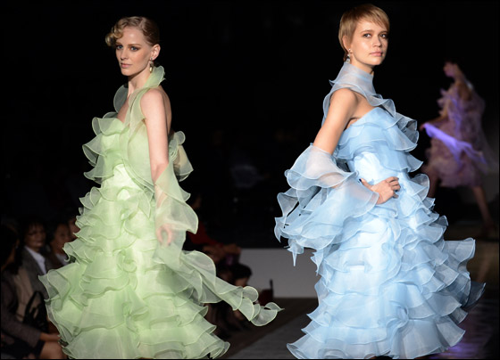 بالصور.. تصاميم مميزة بالوان زاهية لعام 2012!!