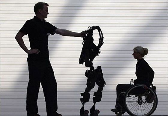 اختراع روبوت يمكن بريطانية من المشي مجددا بعد شلل دام 20 عاما!