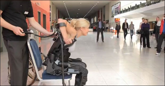 اختراع روبوت يمكن بريطانية من المشي مجددا بعد شلل دام 20 عاما!