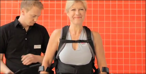 اختراع روبوت يمكن بريطانية من المشي مجددا بعد شلل دام 20 عاما!