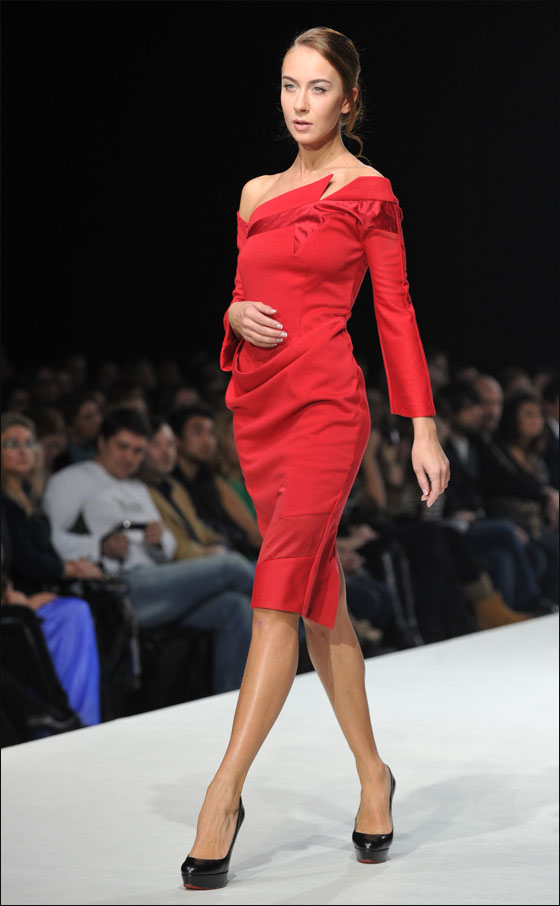 عارضات ازياء يتألقن بفساتين مميزة في اسبوع الموضة بموسكو 