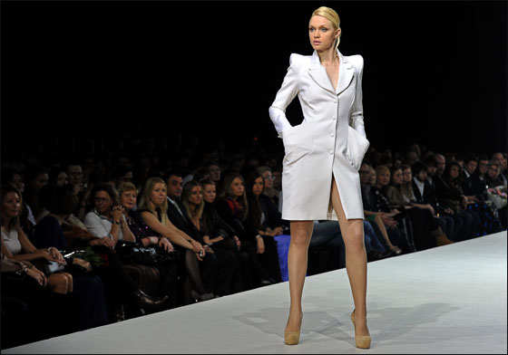 عارضات ازياء يتألقن بفساتين مميزة في اسبوع الموضة بموسكو 